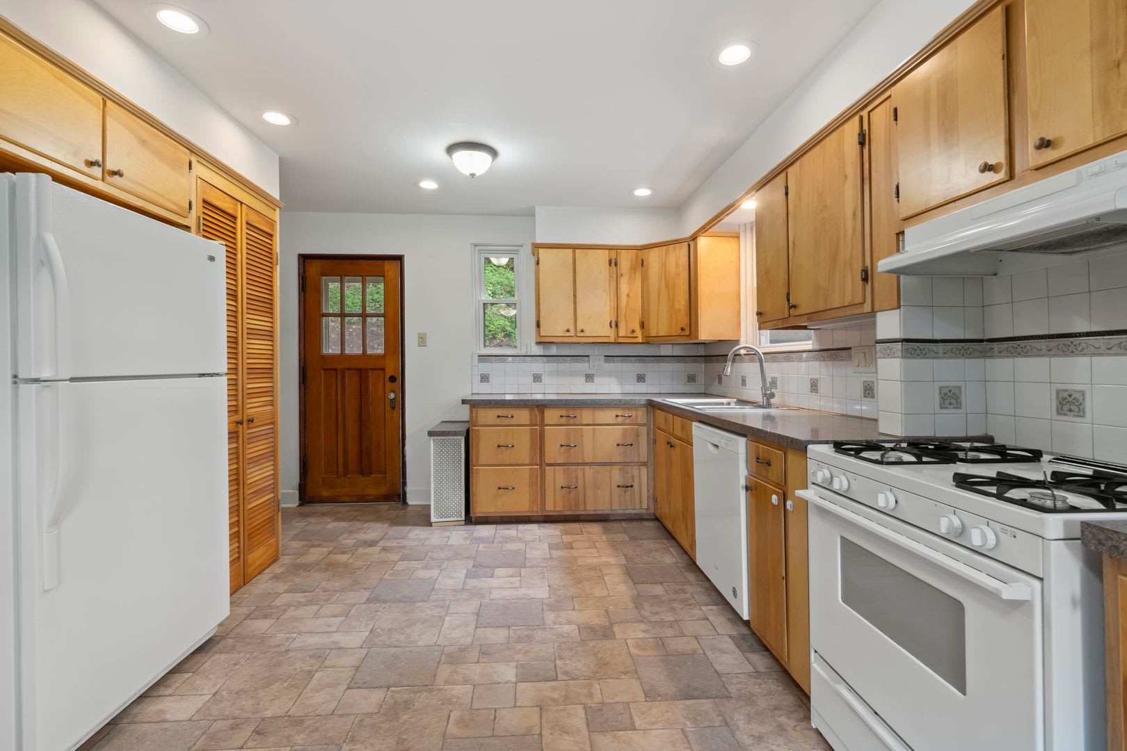 READY FOR MOVE IN! Don't miss this UPDATED 3-bedroom in Forest Hills! – photo 1 of 24