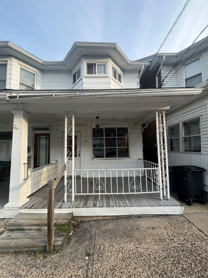 3 bedroom 1 bathroom – photo 1 of 13