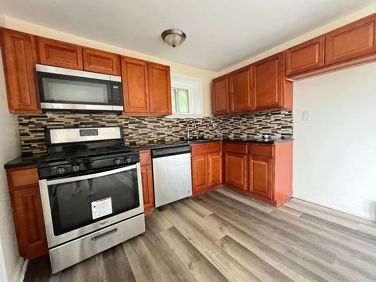 22 Hemlock St – photo 1