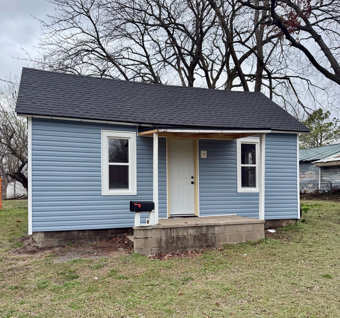 Available now! – 2 Bed / 1 Bath Home in Nevada, MO – photo 1 of 5