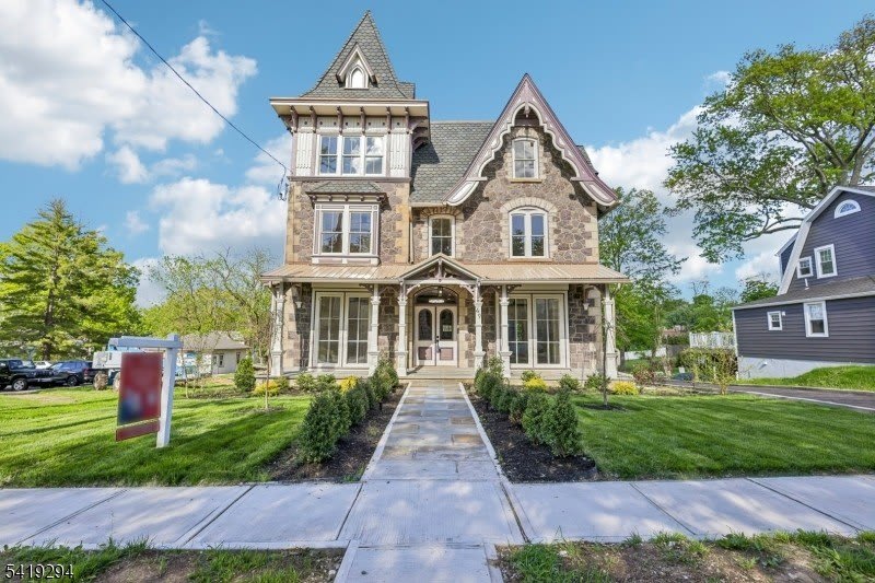 49 Park Ave – photo 1 of 24