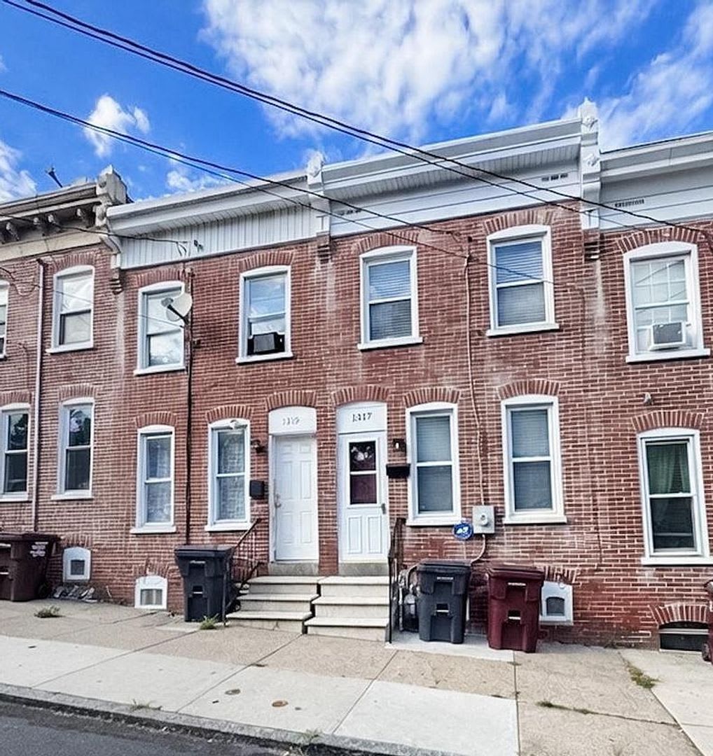 3 Bedroom 1 1 2 Bath Townhouse – photo 1