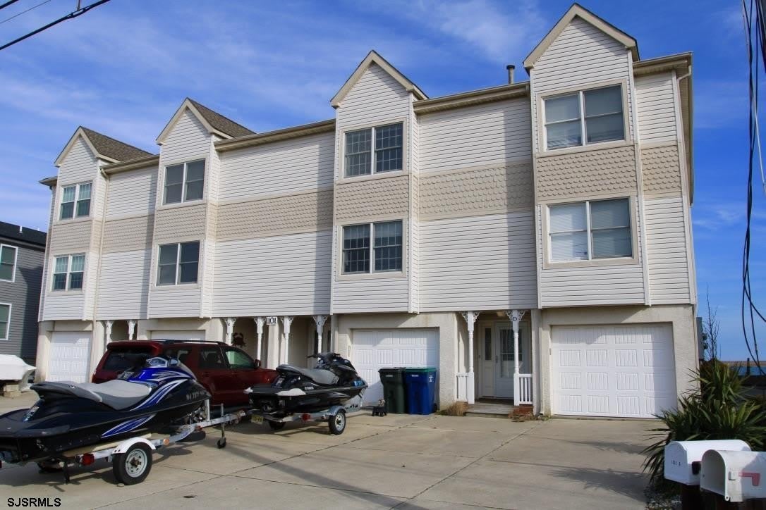 1101 E Shore Dr – photo 1 of 21