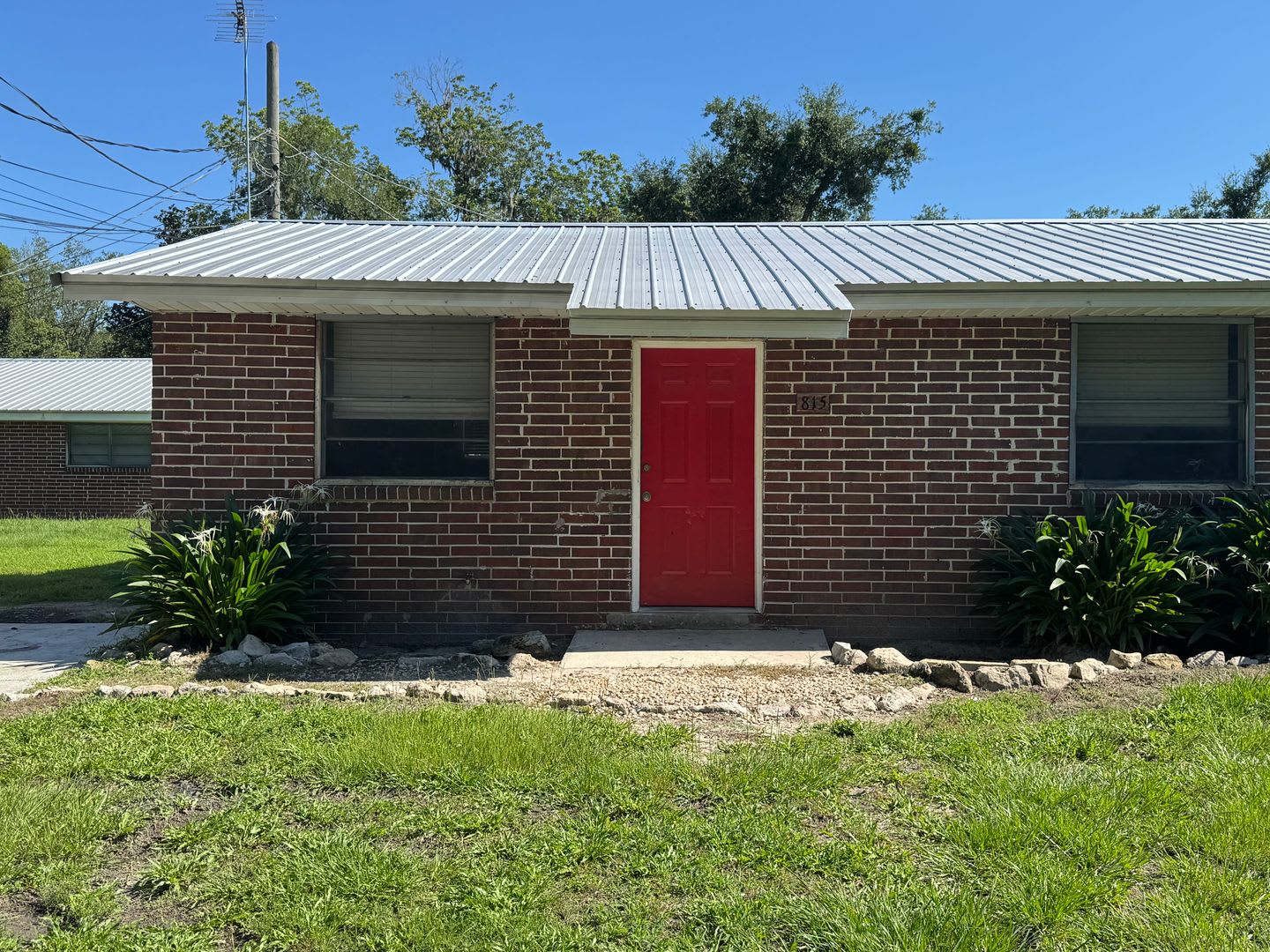 Newly Renovated 2 Bedroom Brick Apartment near Downtown Live Oak – photo 1 of 9