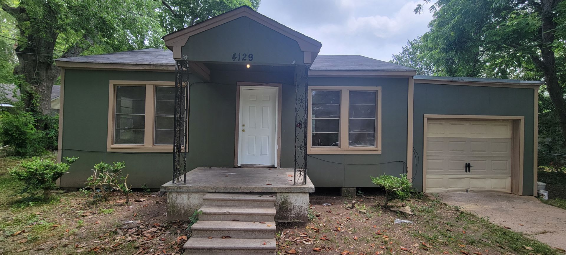 Nice 2 bedroom/1 bath home with Single Car Garage! – photo 1