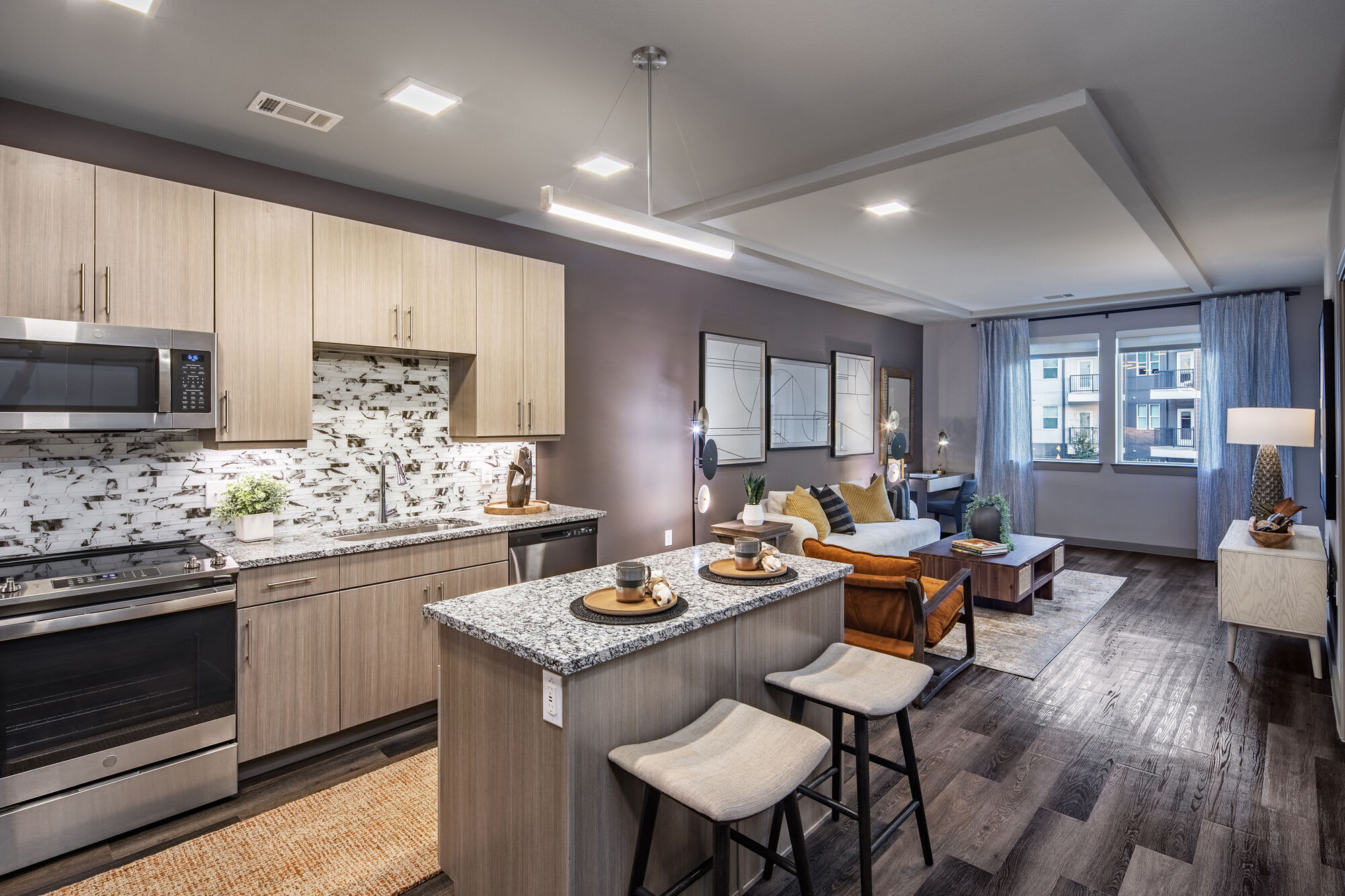 880 Lyn – photo 1