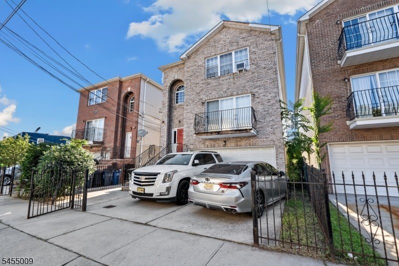 49 Seabury St – photo 1