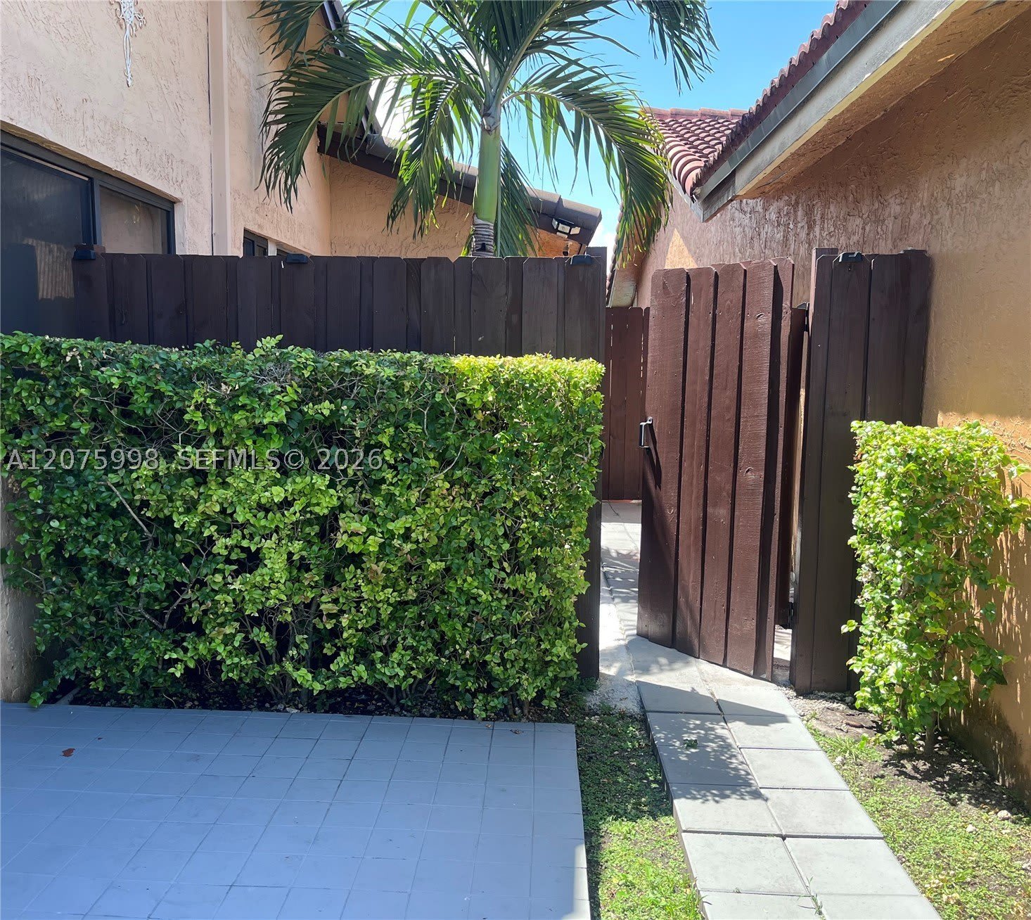 1115 SW 136th Pl – photo 1 of 9