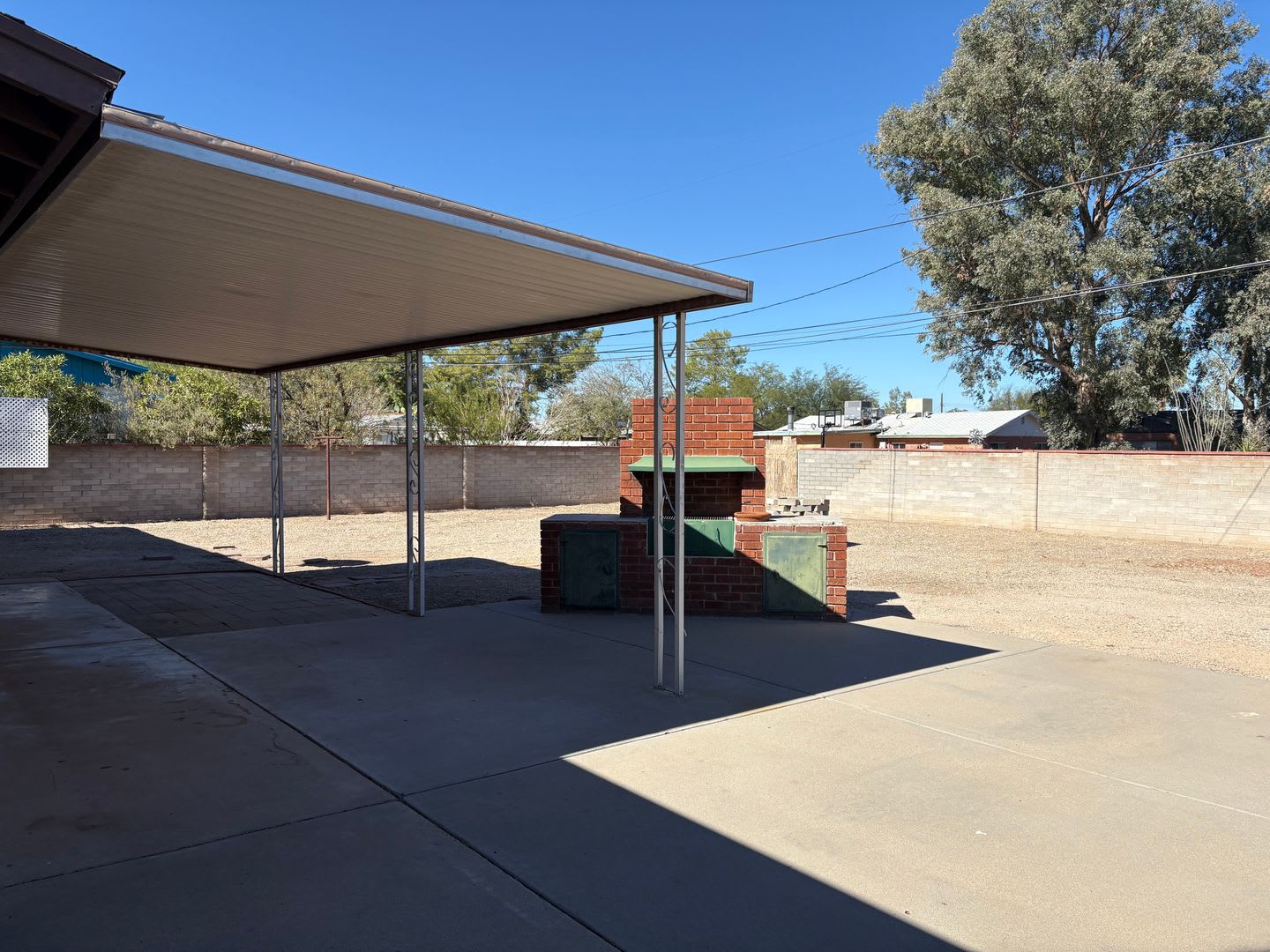 3-bedroom, 2-bathroom home with large backyard – photo 1