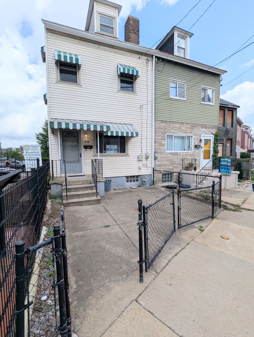 3 Bedroom 1 Bathroom Single Family Home (Bloomfield) – photo 1
