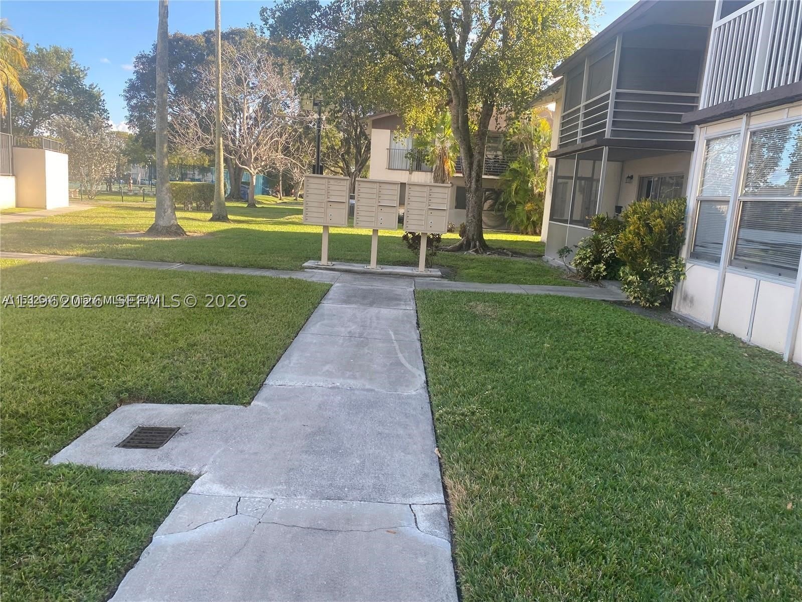 335 W Laurel Dr – photo 1 of 84