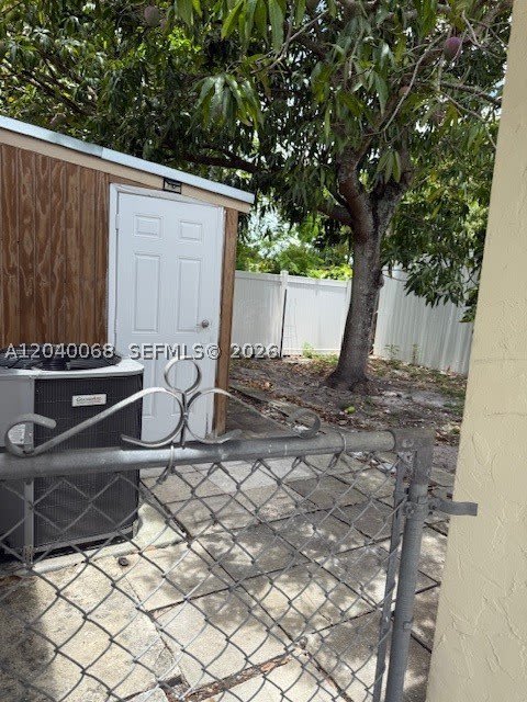 5641 SW 39th St – photo 1 of 5