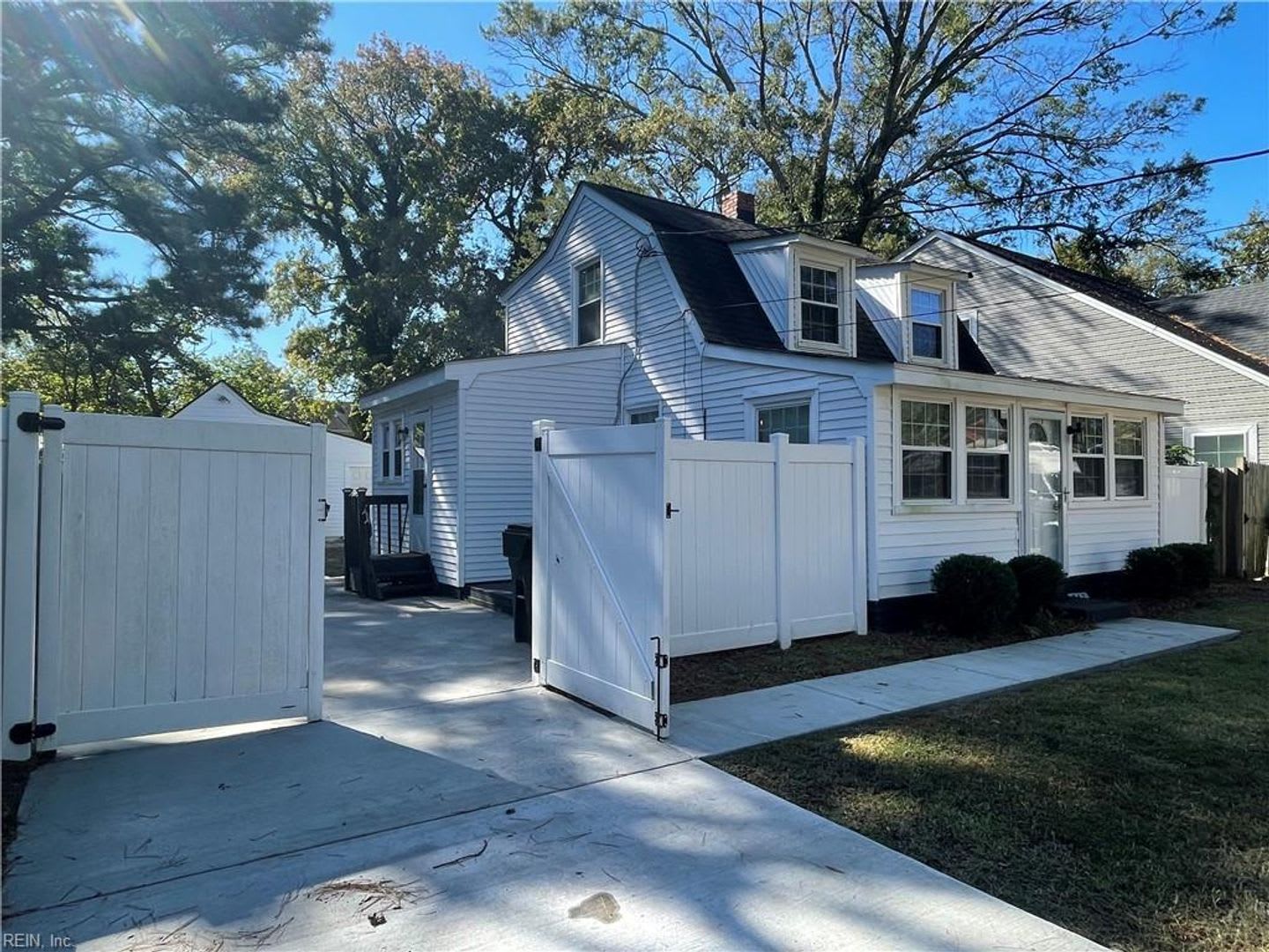 Charming Cape Cod Style Impeccably Maintained Home Near The Military Bases Beaches Interstate Hospitals Shopping Parks And More – photo 1
