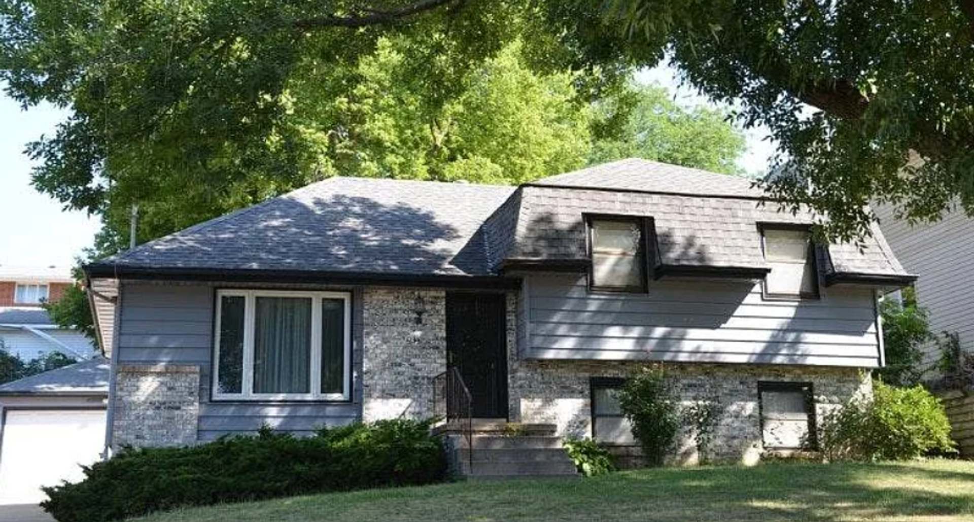 Beautiful Home With Detached Garage – photo 1