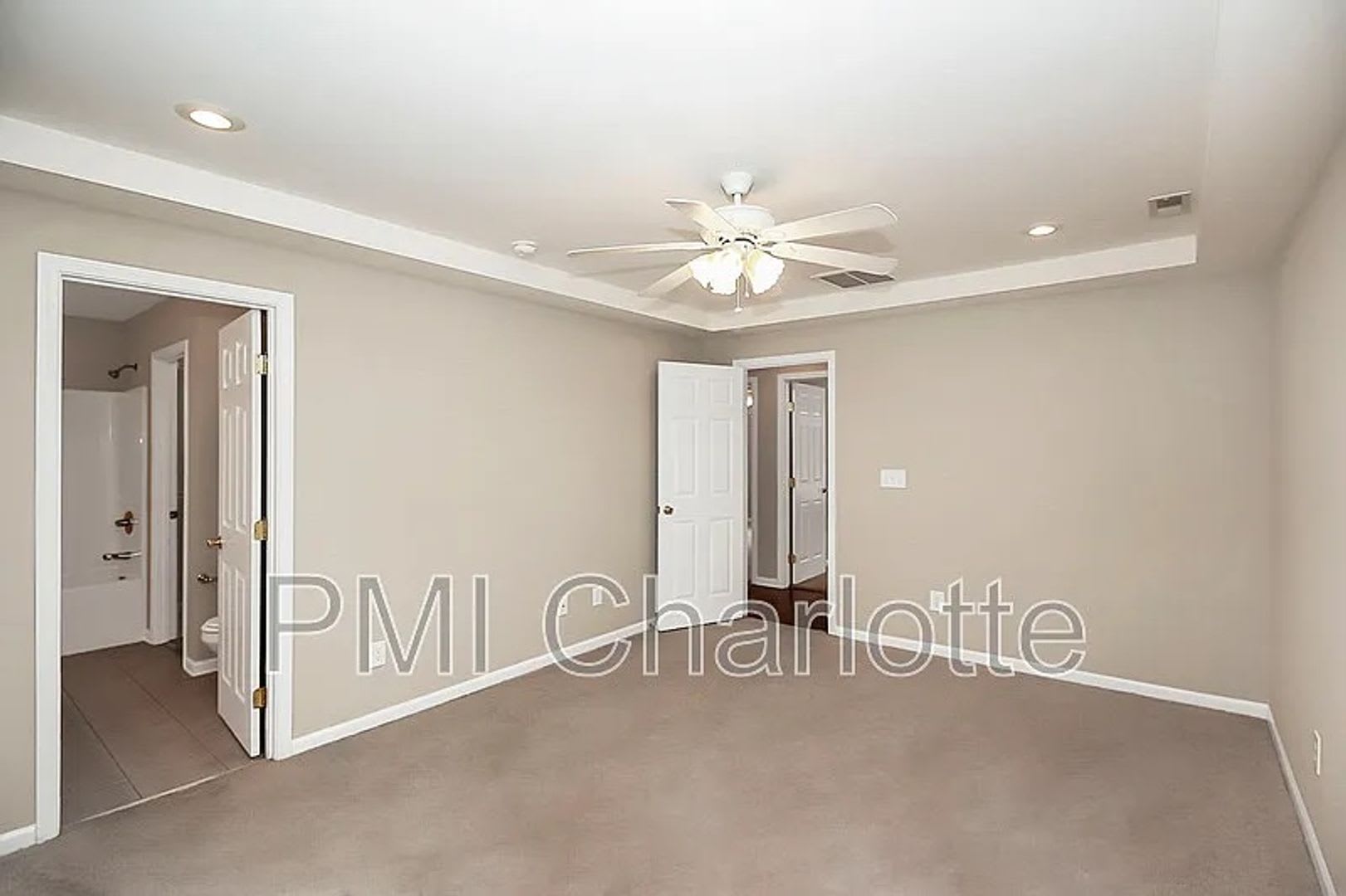 Room In 3 Bedroom Home At S Ridge Ave – photo 1 of 242