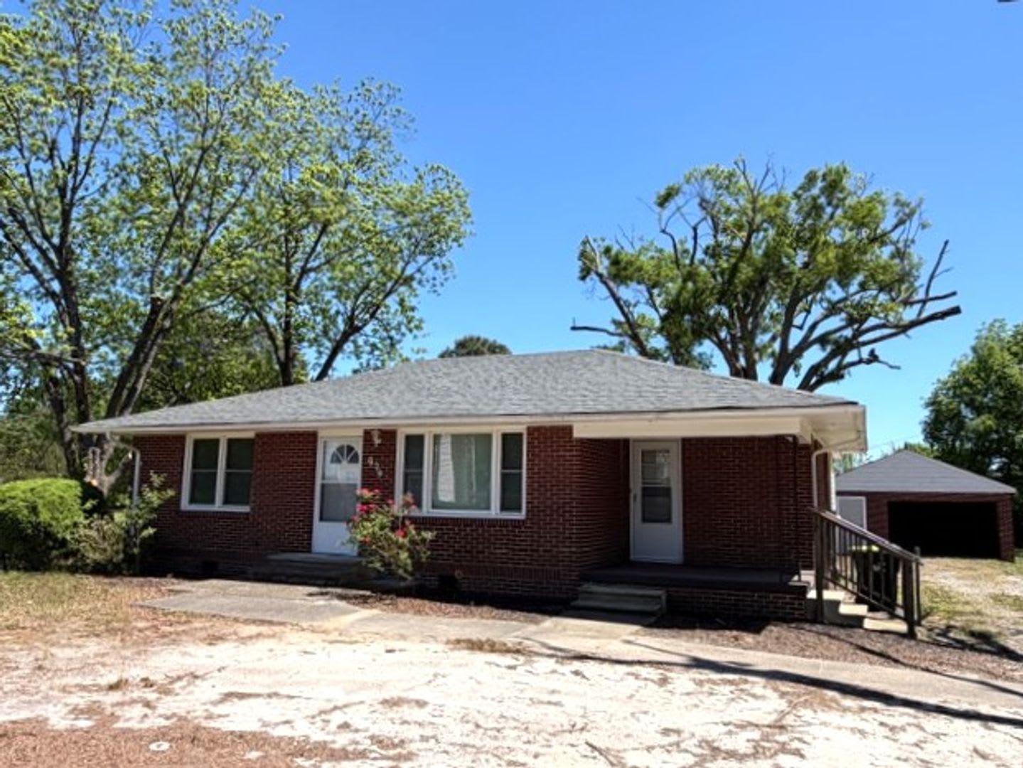 ~~ Cute 2-bedroom Brick Ranch located in Elon ~~ – photo 1 of 13