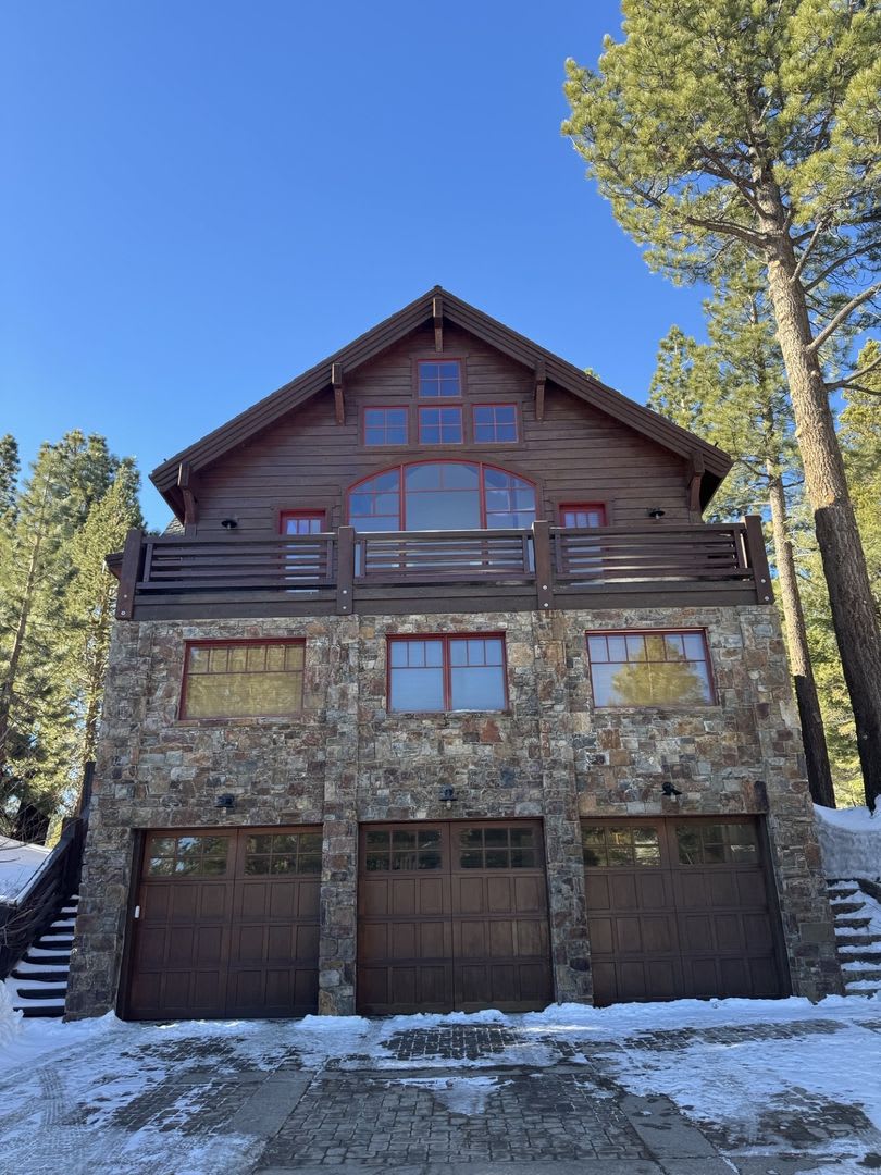 Luxury 5-Bedroom, 6-Bathroom Mountain Retreat – Hot Tub, Fireplaces, &amp; More! – photo 1 of 59
