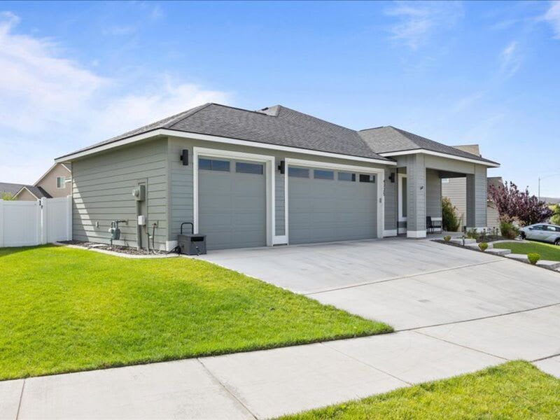 4725 Roark Dr – photo 1 of 200