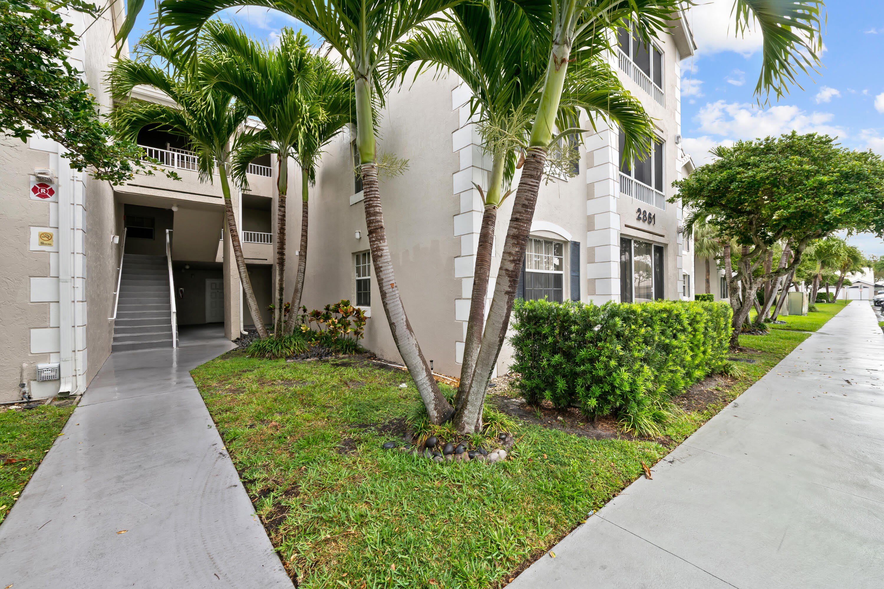 2861 N Oakland Forest Drive – photo 1
