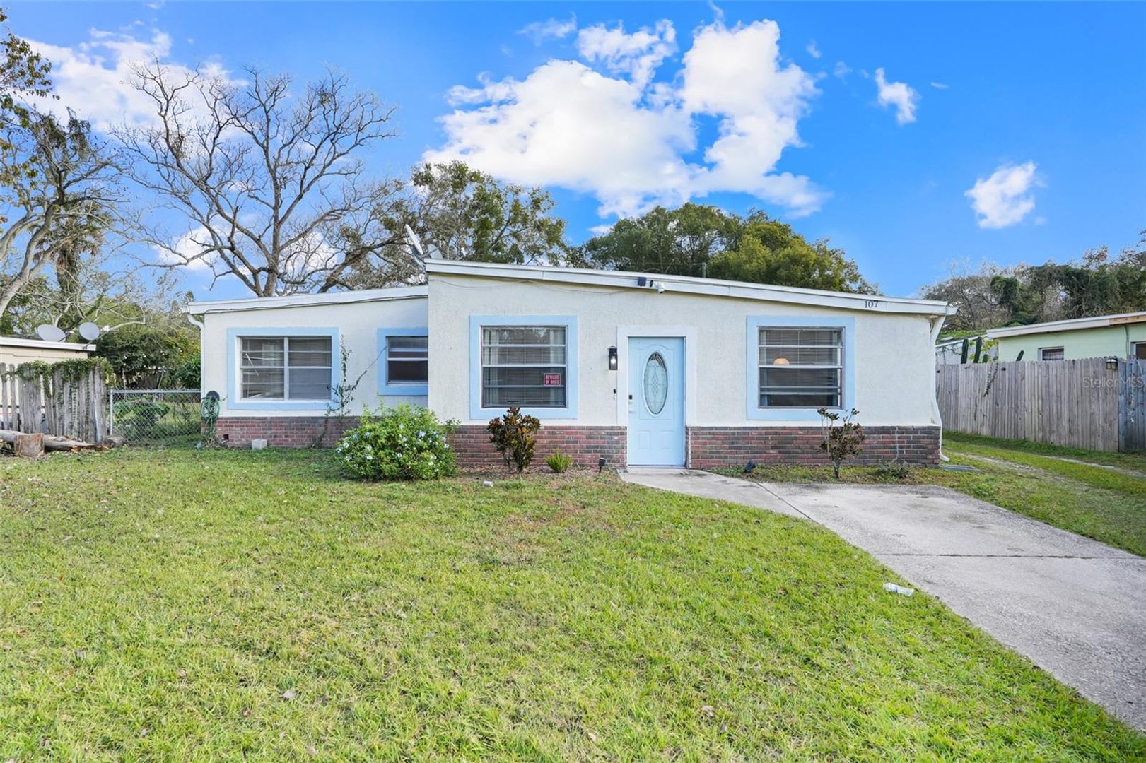 This charming 3 Bedroom, 2 Bath Single Family Home For Rent at 107 Garrison Dr. Sanford, FL 32771 – photo 1