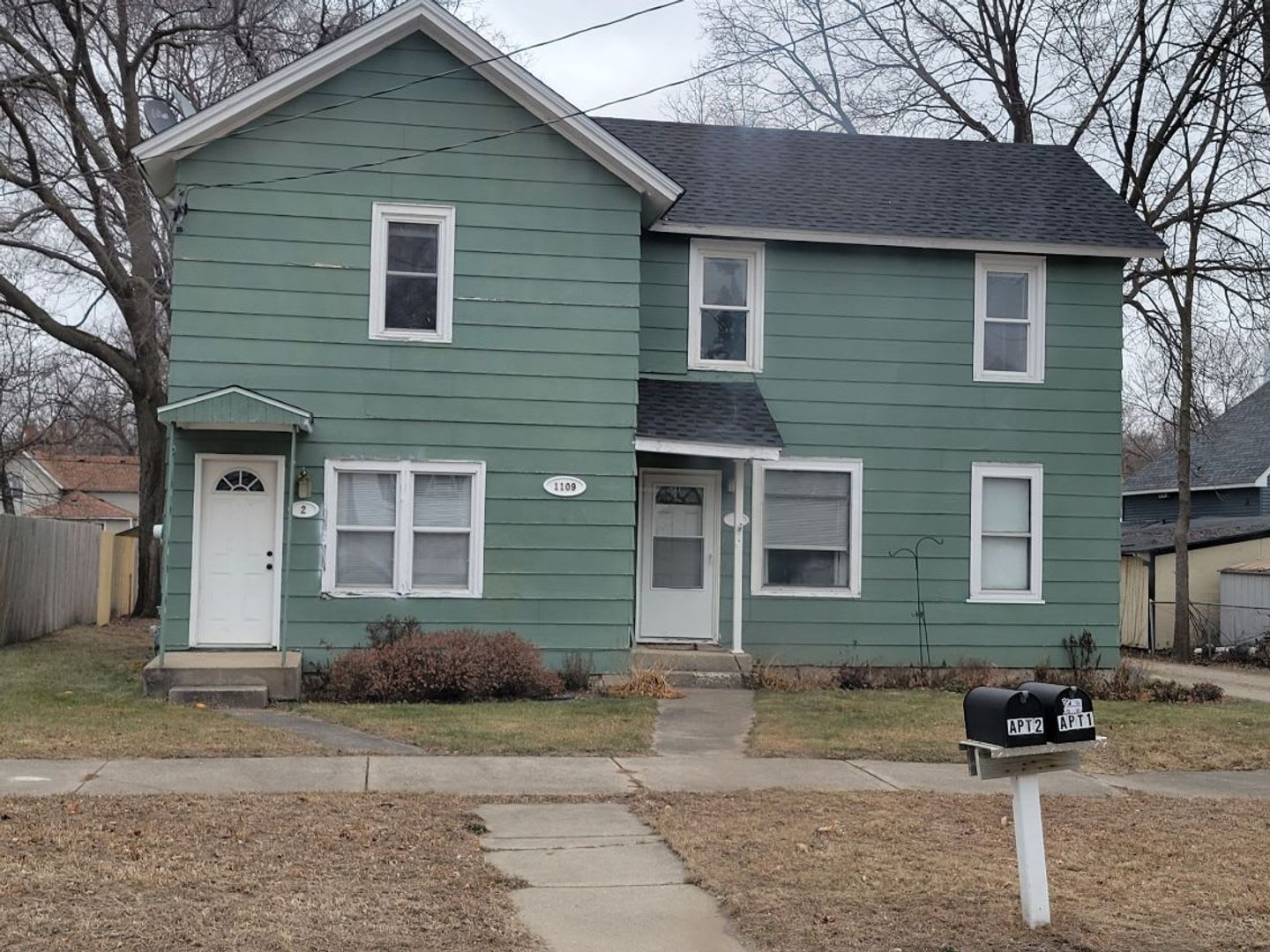 Newly refreshed 2 bedroom, 1 bath in duplex. Large yard in quiet neighborhood in Faribault. – photo 1 of 8