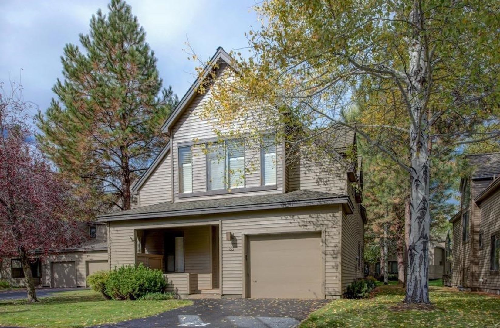 Fully Furnished Eaglewood Condo in Sunriver – Pool, Golf &amp; Trails at Your Doorstep – photo 1 of 17