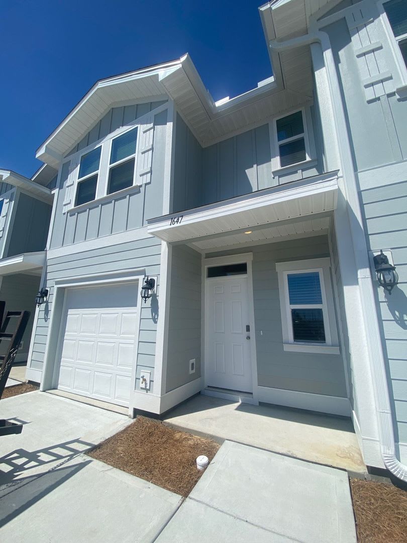 Modern Spacious Efficient Townhome In Lynn Haven Special 1 2 Off 1St Month S Rent Military Incentive – photo 1 of 20