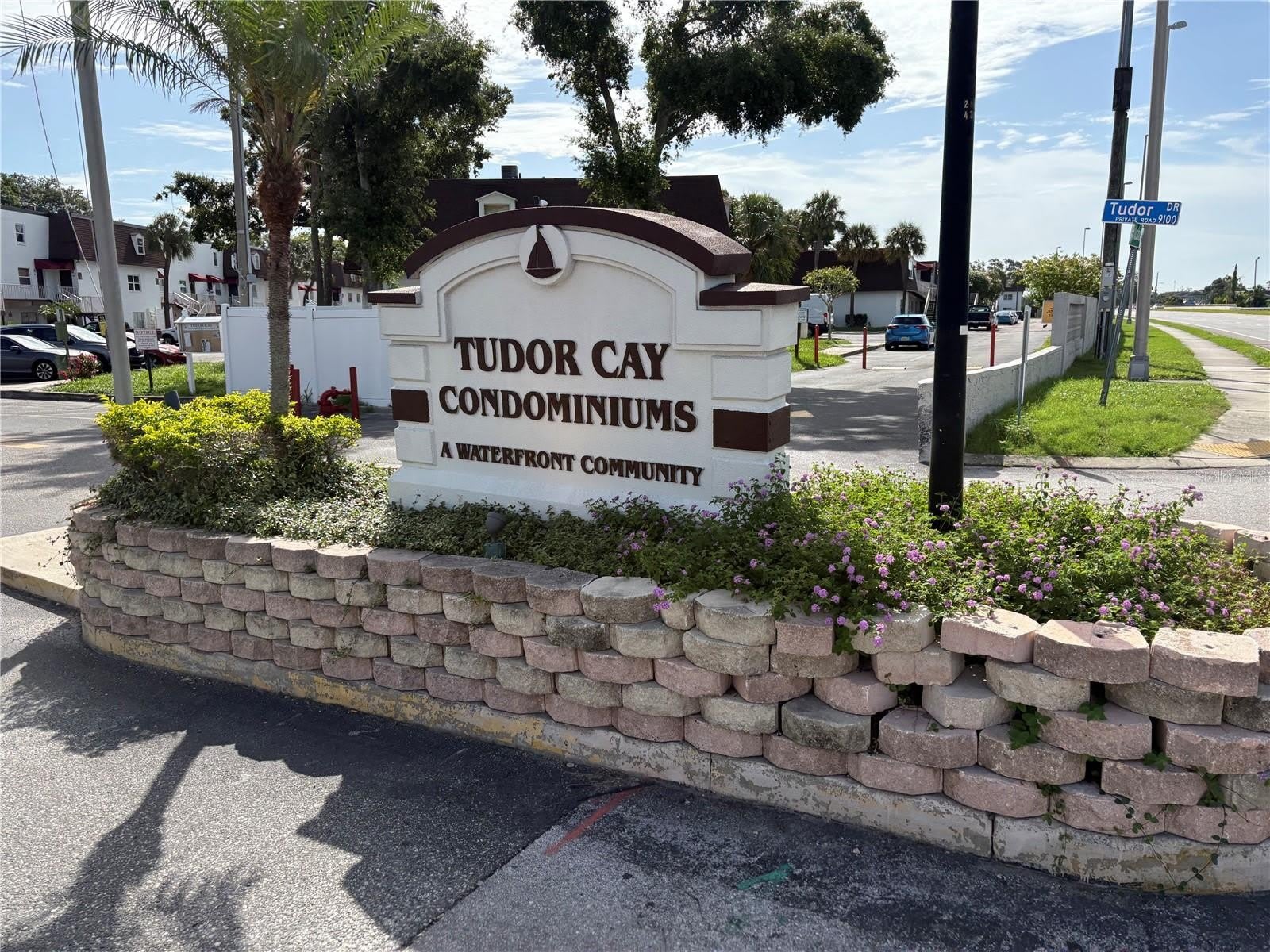 9218 TUDOR Drive – photo 1