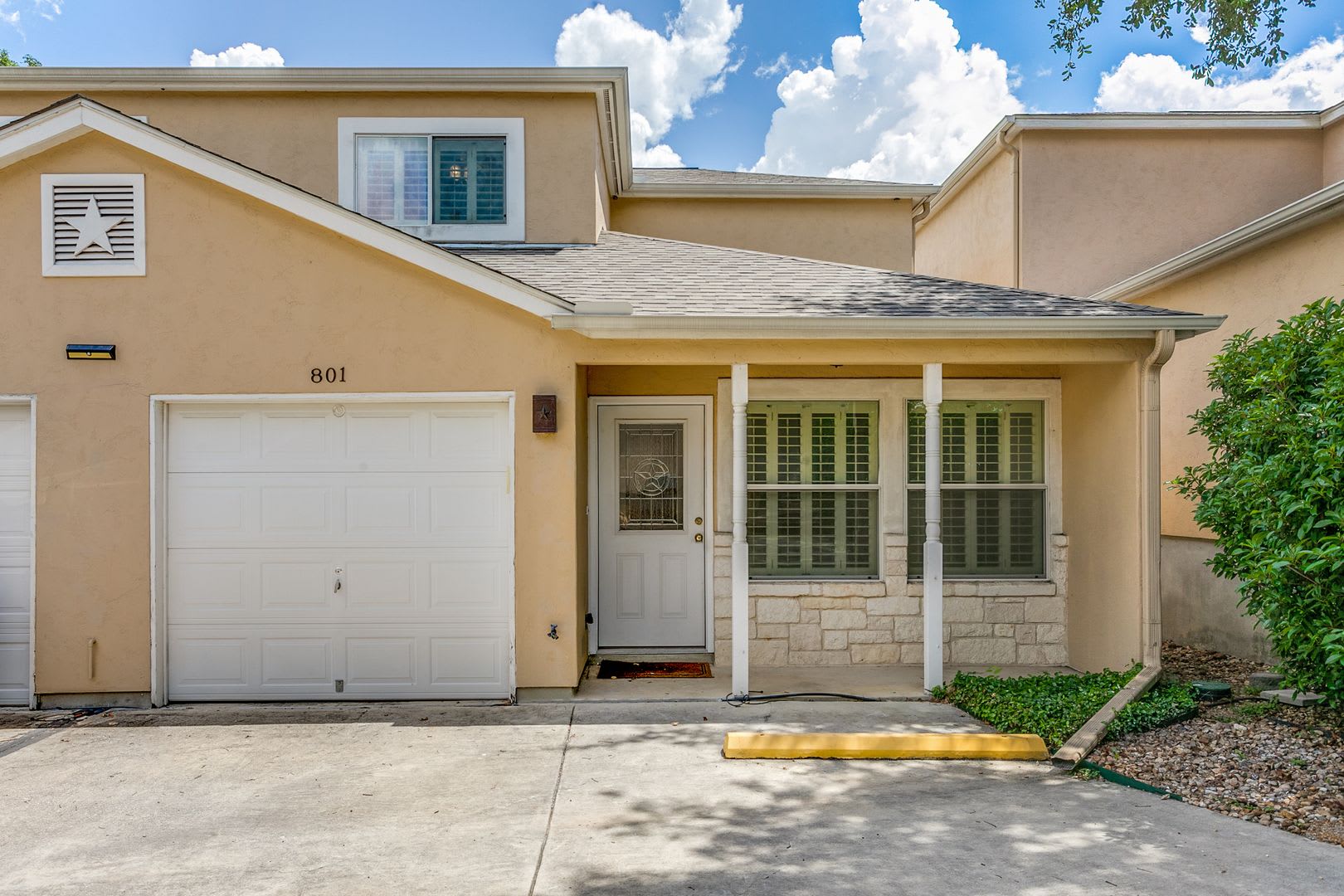 2-BEDROOM, 2.5-BATHROOM + FLEX SPACE DUPLEX/CONDOMINIUM IN TERRELL HEIGHTS – photo 1