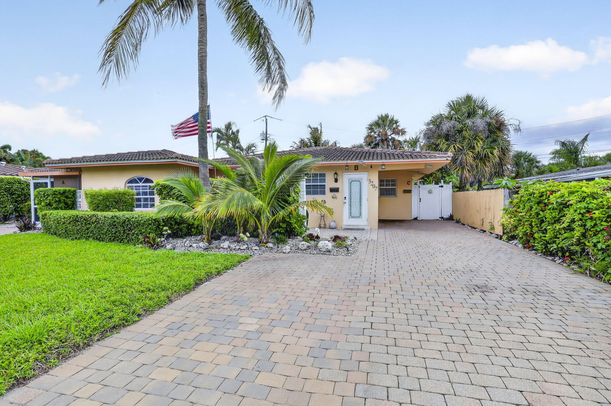 3207 Marine Drive – photo 1