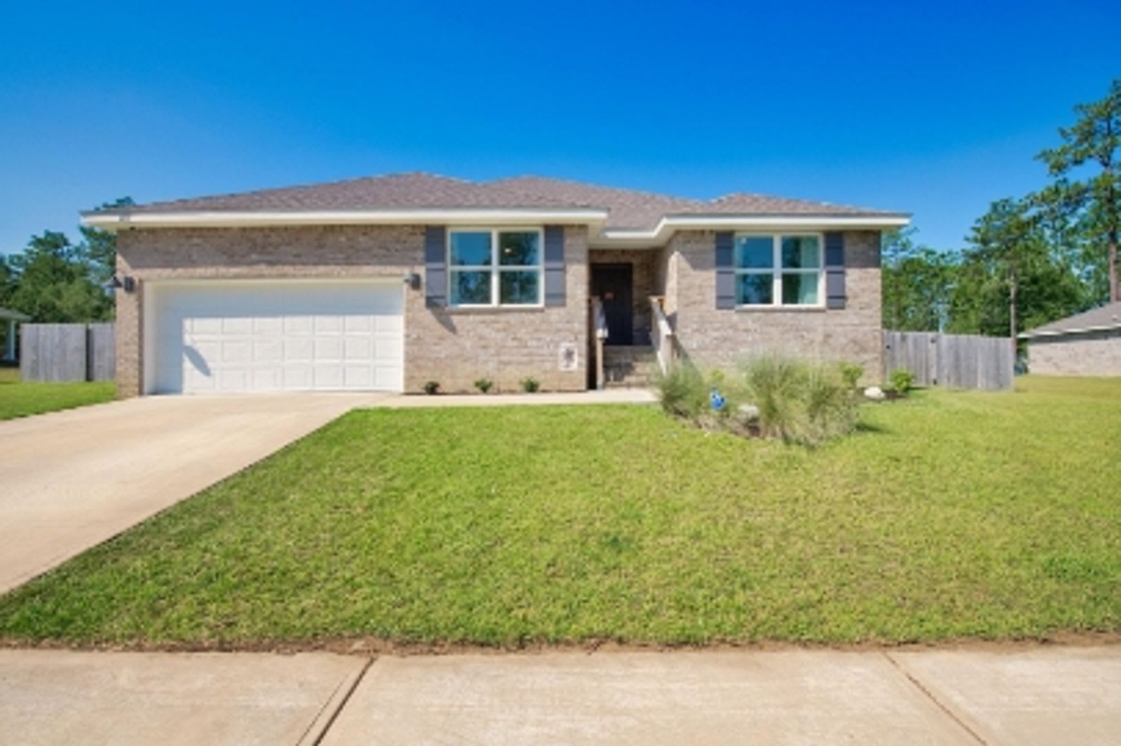 Spacious and functional 5-bedroom, 3-bathroom home available for rent in Laurel Hill! – photo 1