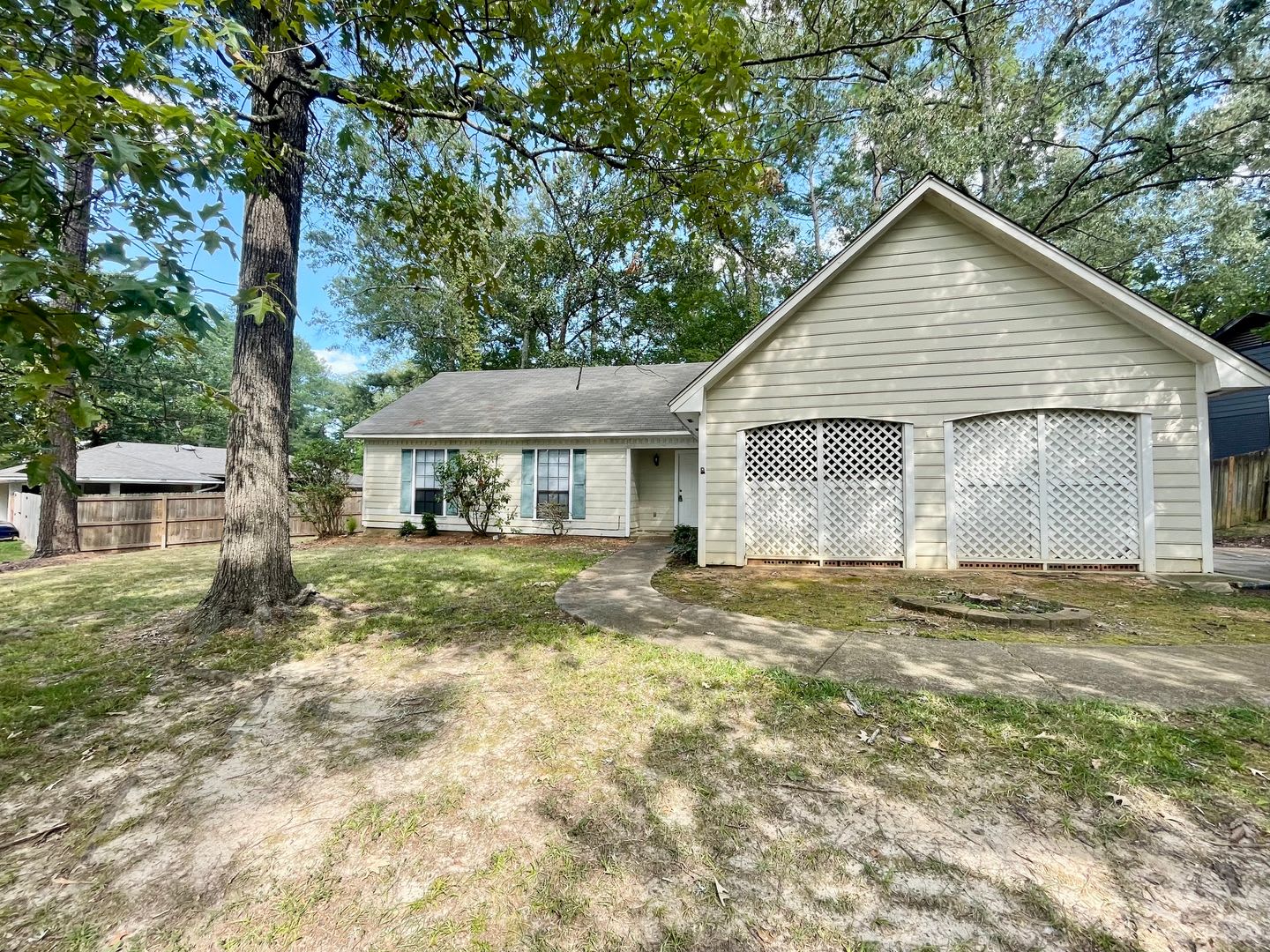 *MOVE IN SPECIAL* Charming 3 Bedroom Home in Brandon 047 – Great Location- Recently Renovated! – photo 1 of 19