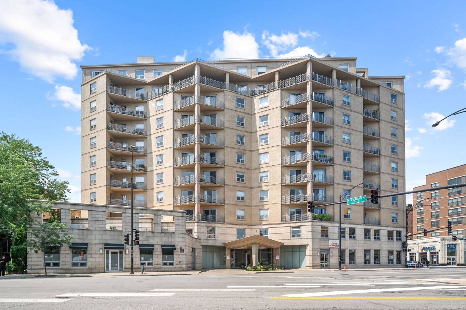 4350 N Broadway Street – photo 1
