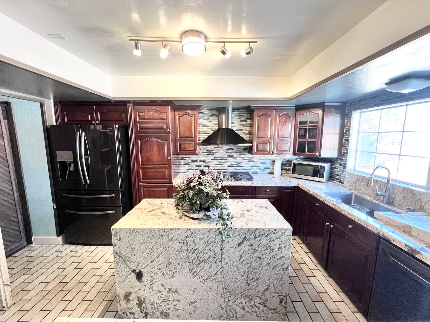 For Rent – Spacious 5 Bedroom Home with Pool! – photo 1