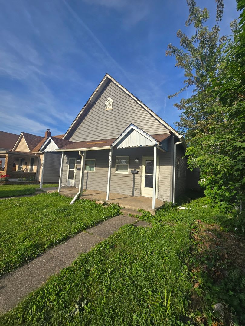 Studio Duplex located on the Westside near 10th St and White River Pkway Dr – photo 1