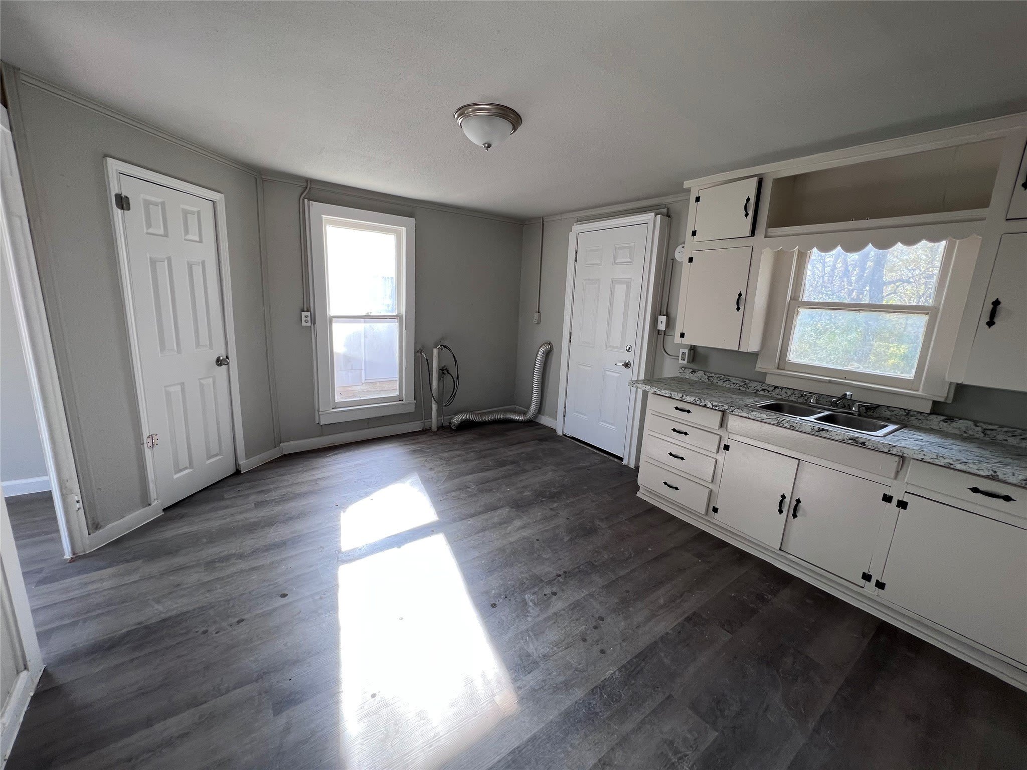 504 Lamar Street – photo 1 of 9