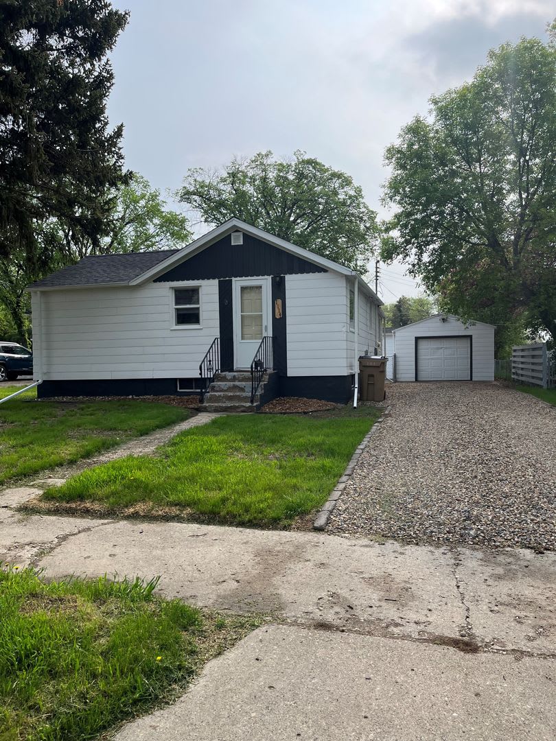 Cozy Cottage With Garage And Fenced Yard – photo 1 of 63