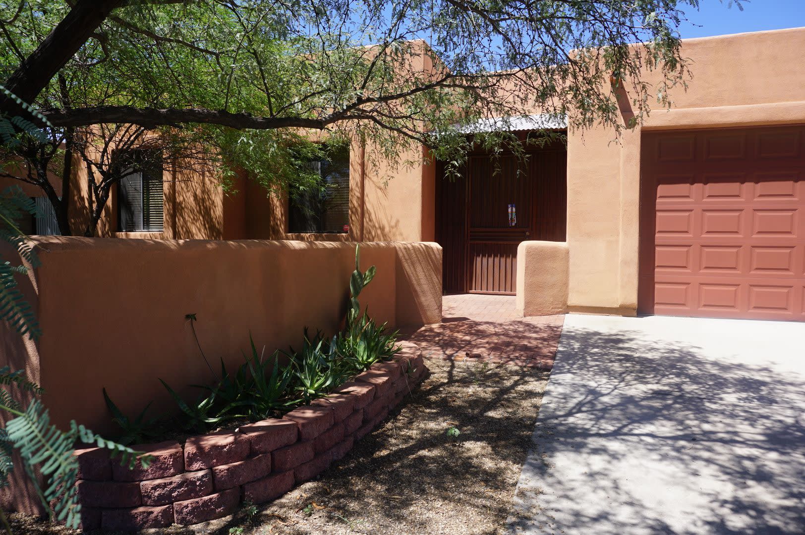 Unique 3Bdm 2Ba home is located in a great central location – photo 1