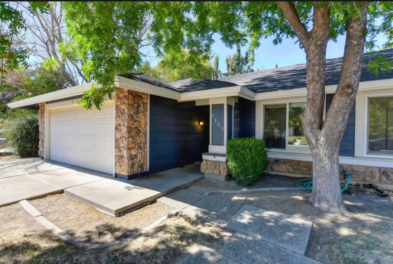 Adorable 3 Bedroom 2 Bath Available Now – photo 1