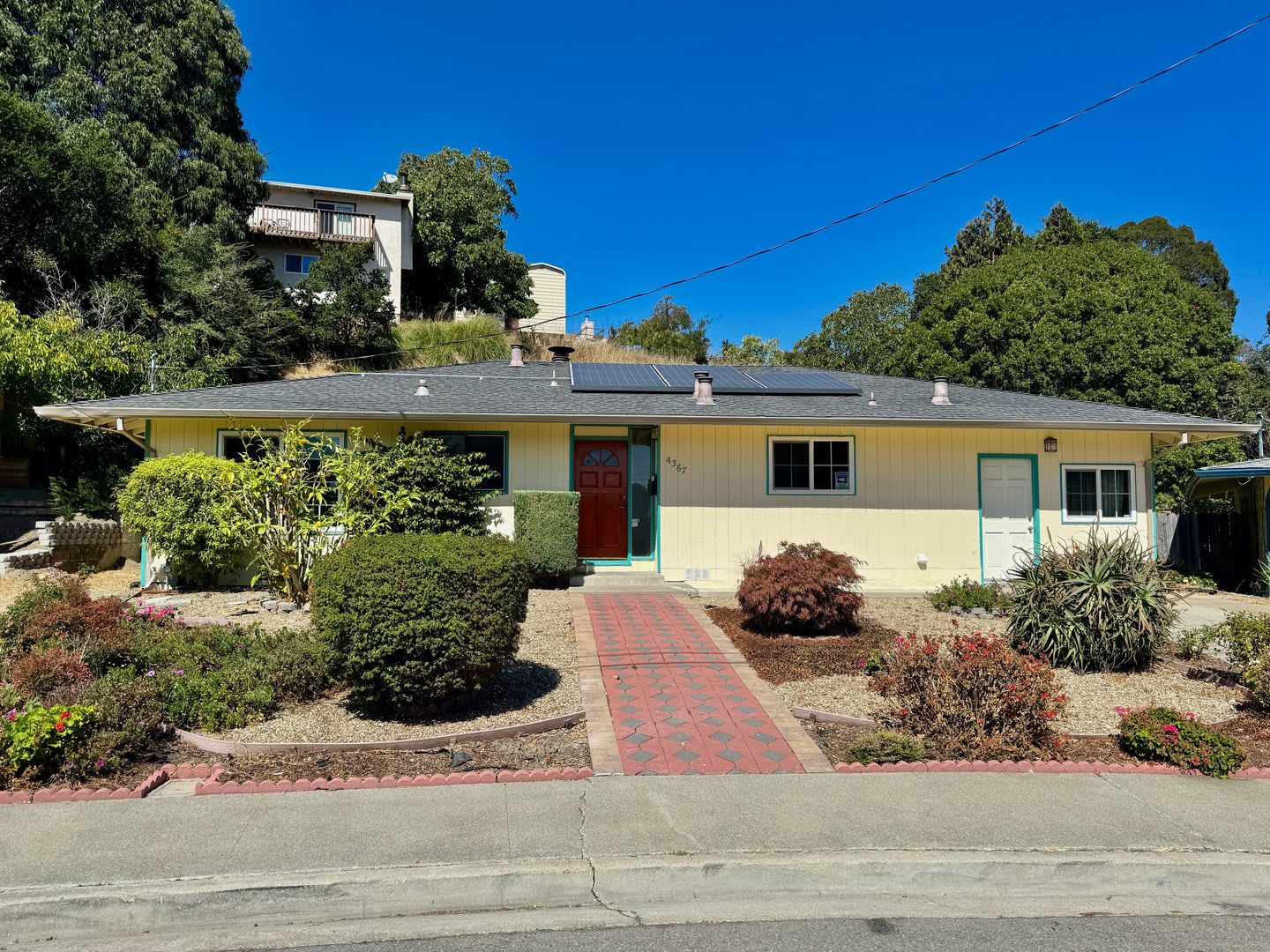 Single Family Home 3 Bed / 1 Bath Home w/ Familyroom – photo 1