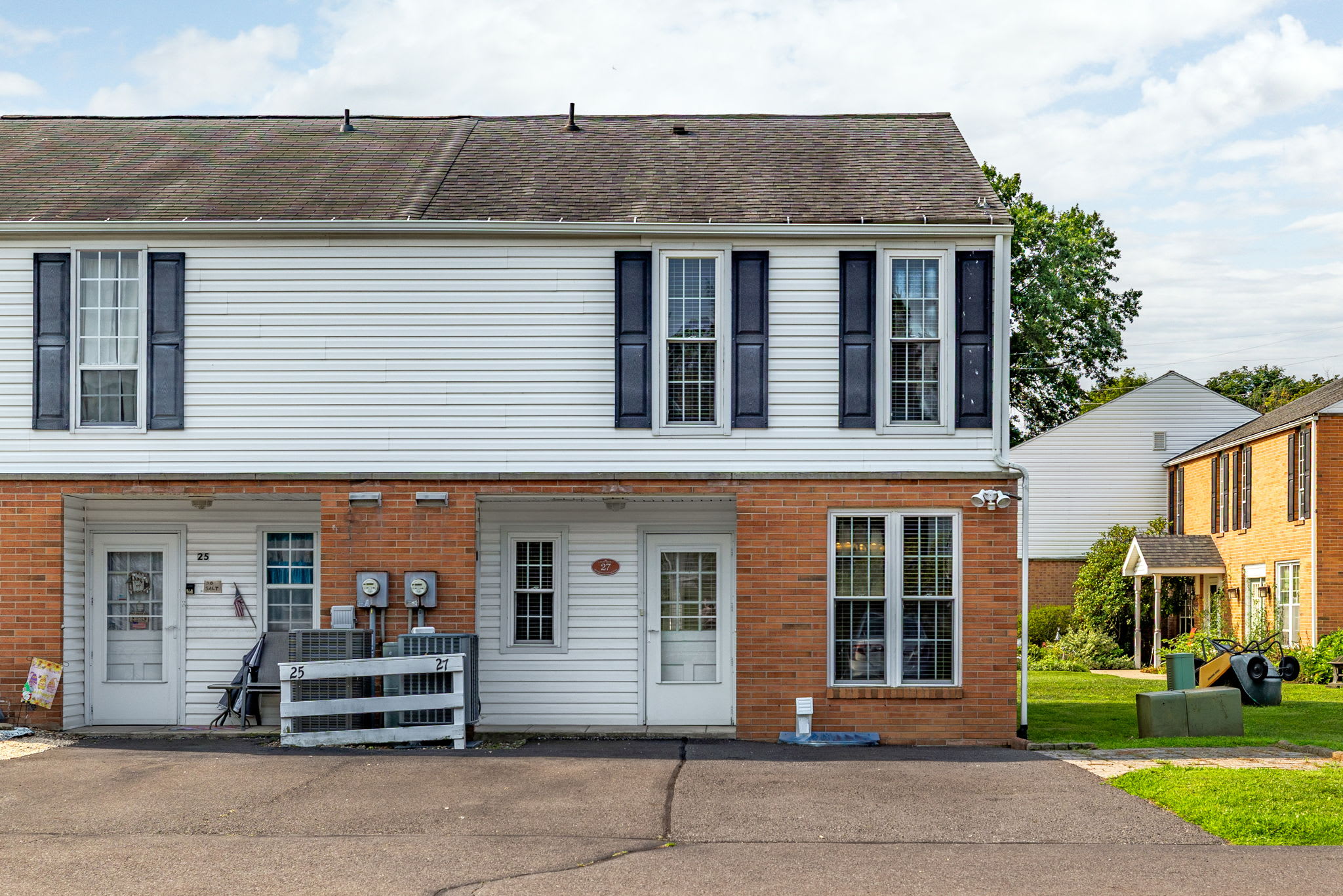 27 Montgomery Village Ln – photo 1 of 41