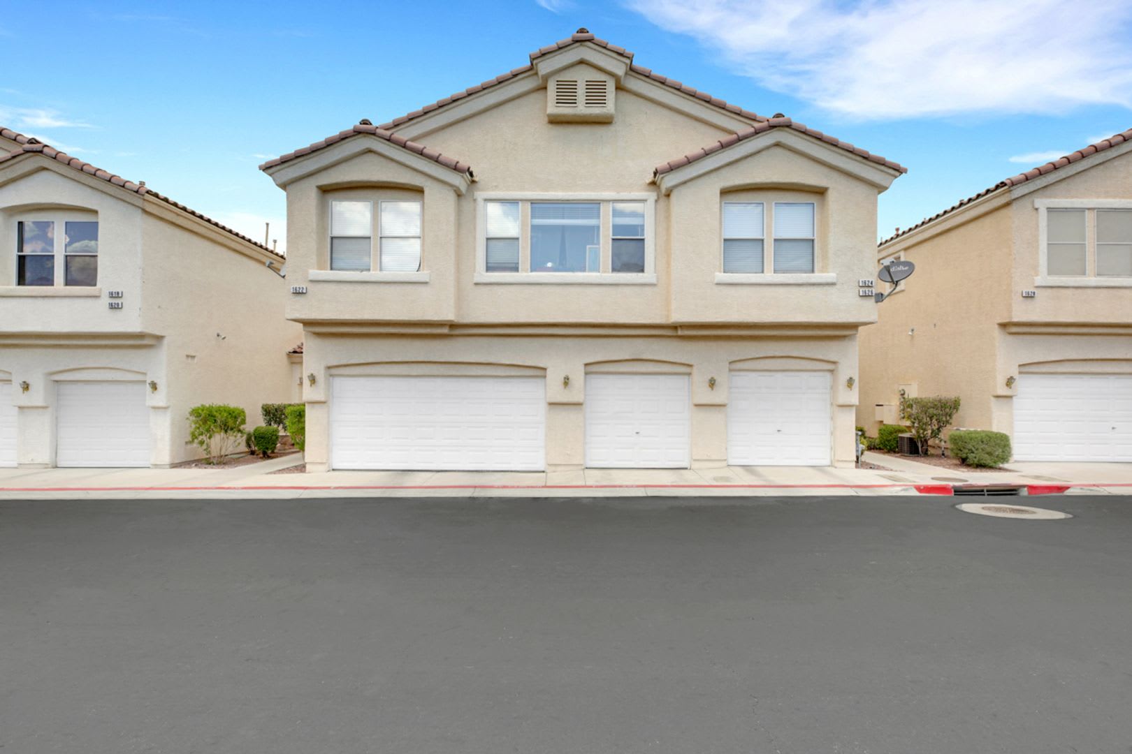2 bedroom Townhome with a yard – photo 1