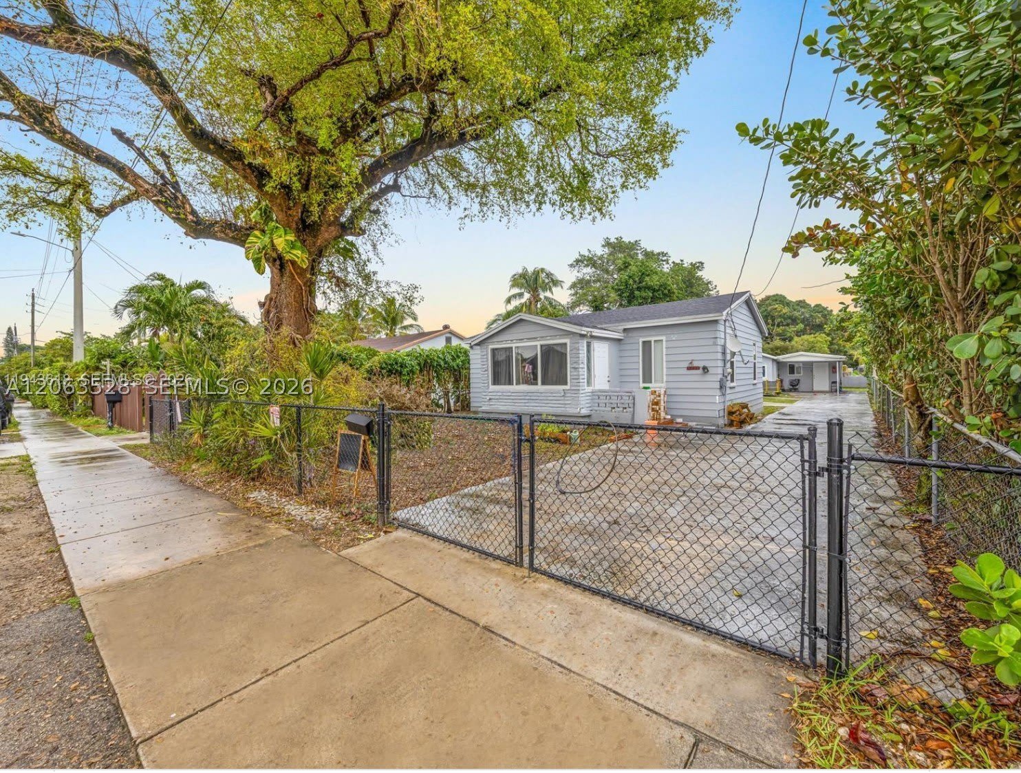 10417 Nw 6Th Ave – photo 1
