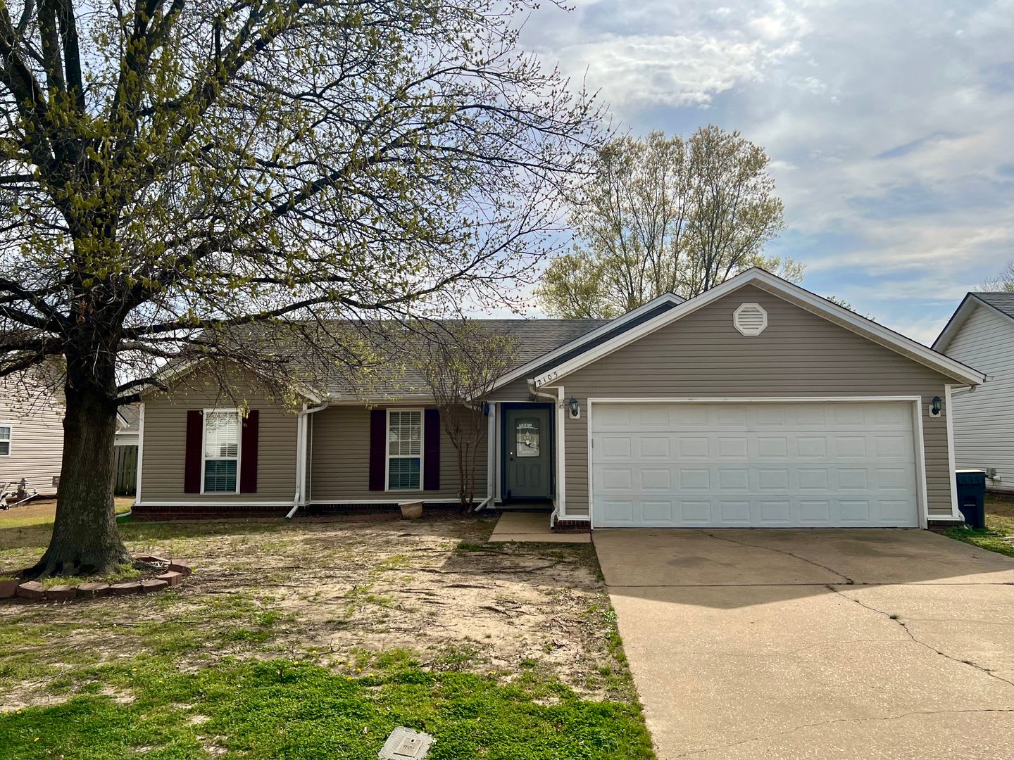 4 Bed, 2 Bath with Fenced Yard, Two-Car Garage, and Jetted Tub – photo 1