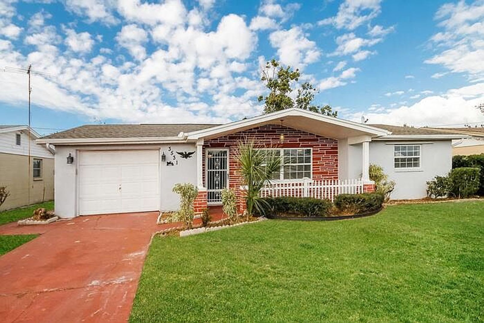 Charming 2 2 Home In Holiday Florida Seconds From Us Highway 19 – photo 1 of 52
