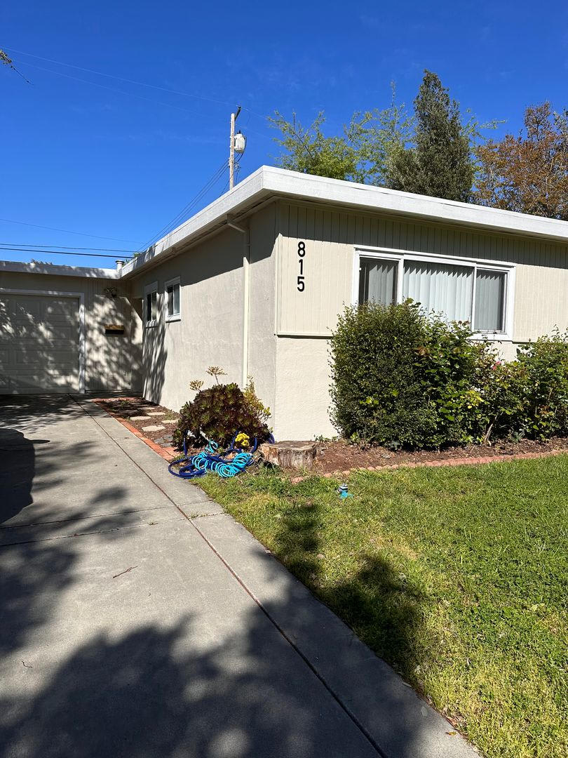 3 Bdrm/2 Bath Home Close to Downtown & Shopping-$500 Off 1st Month's Rent – photo 1