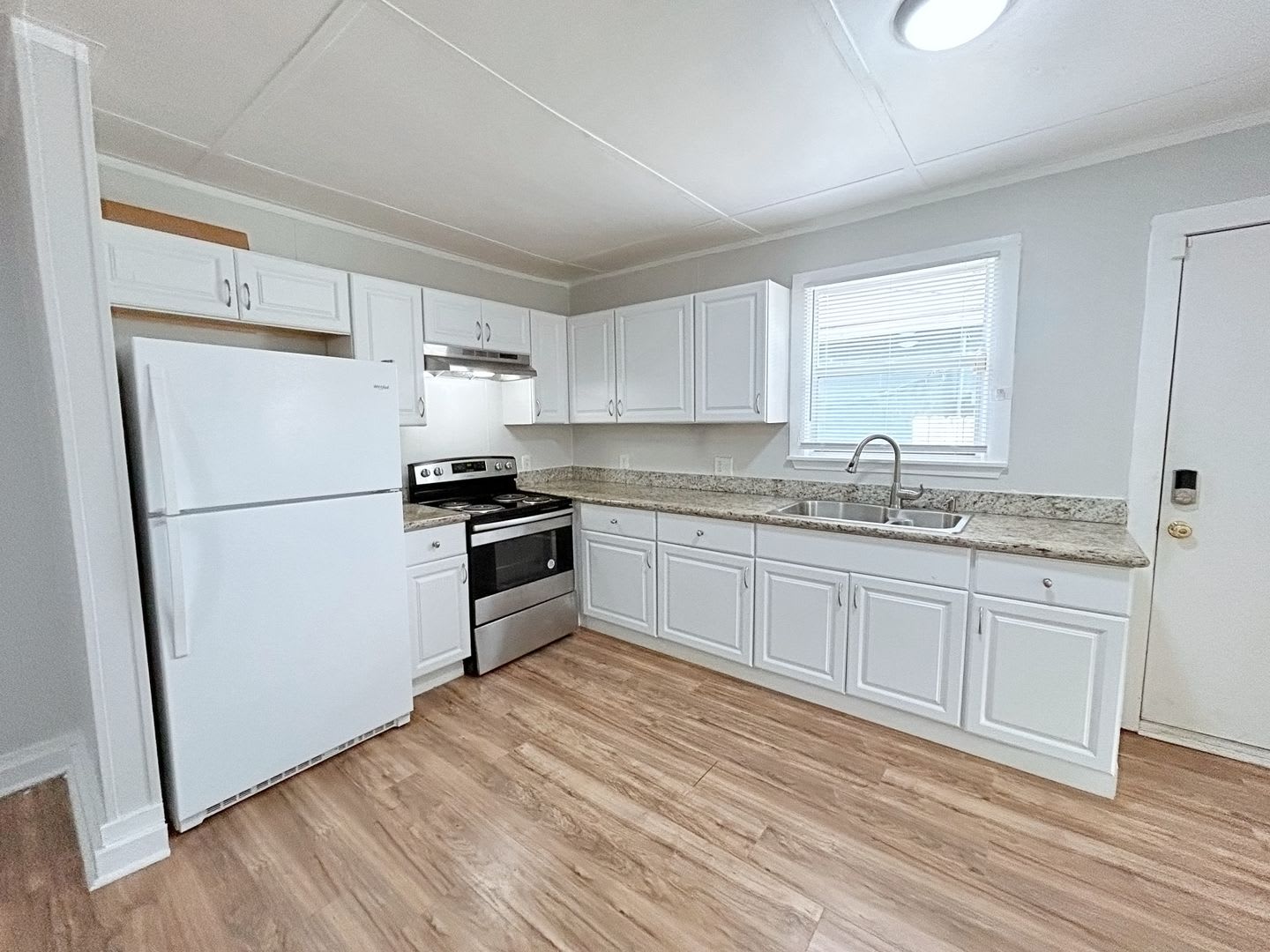 2 Bed, 2 Bath Mid City Home with Spacious Backyard – photo 1