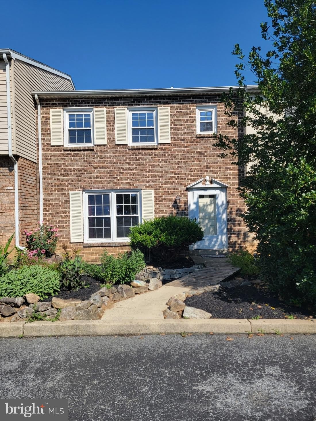 4517 N HEDGEROW Drive – photo 1 of 9