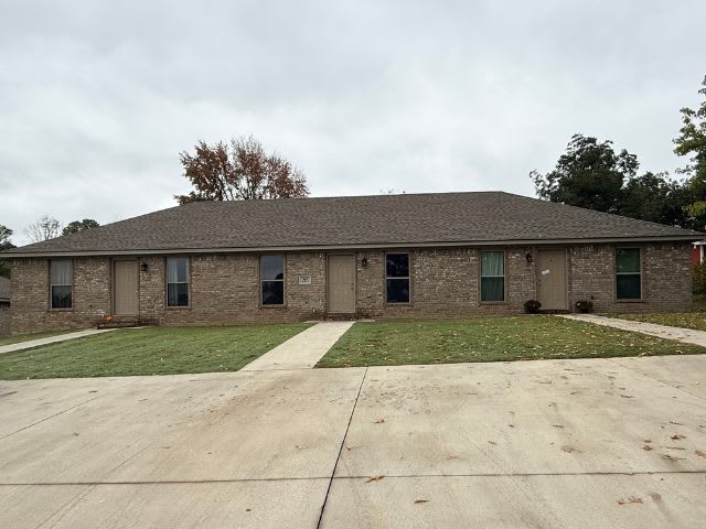 907 Thomas Street – photo 1 of 2
