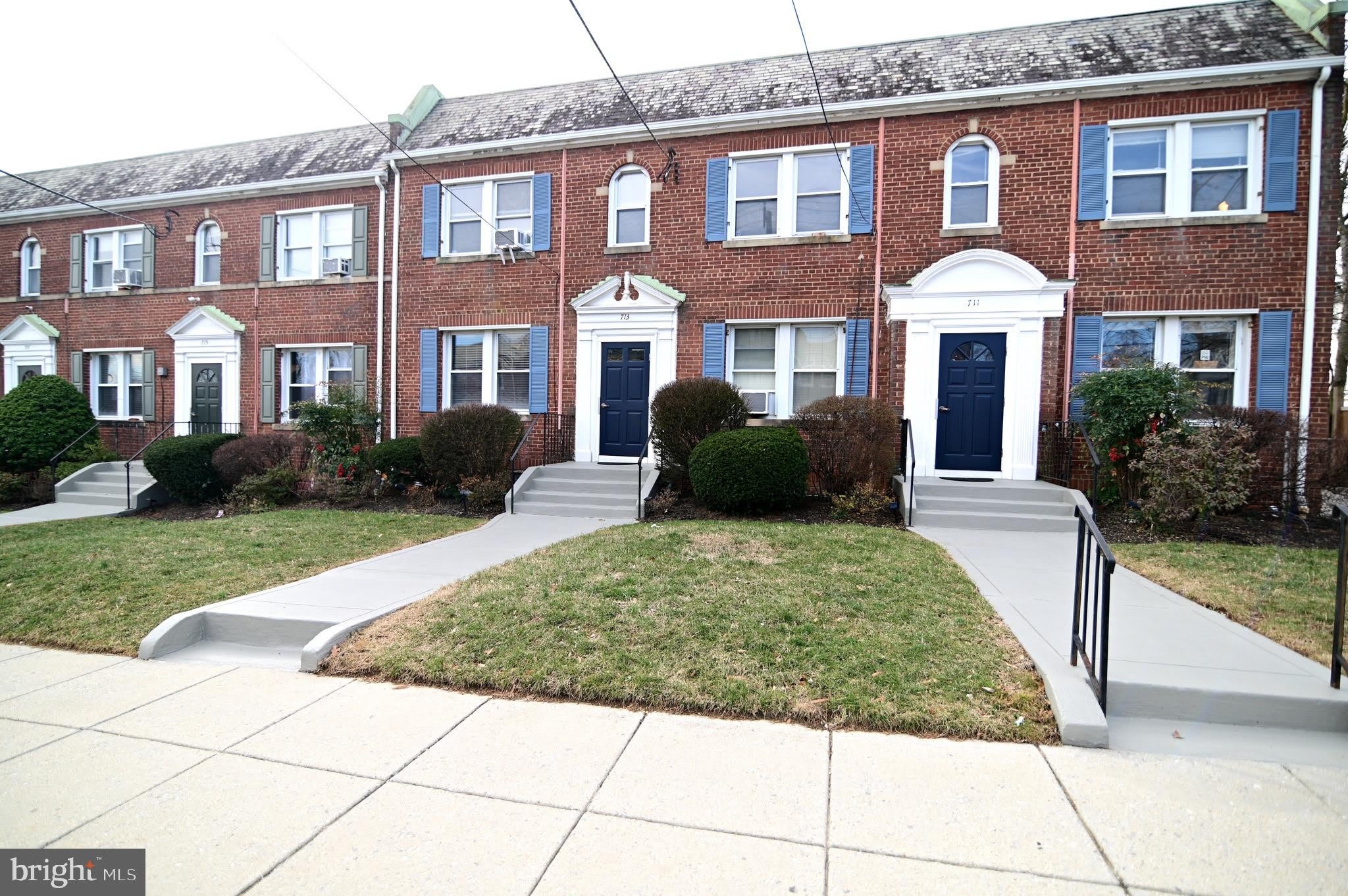 713 HAMLIN Street NE – photo 1